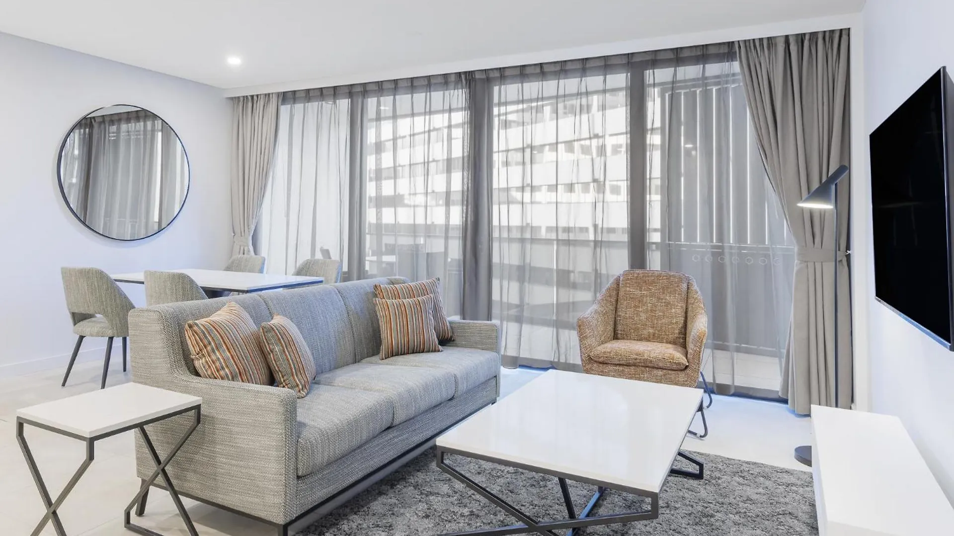 Meriton Suites Κανμπέρα 5*,