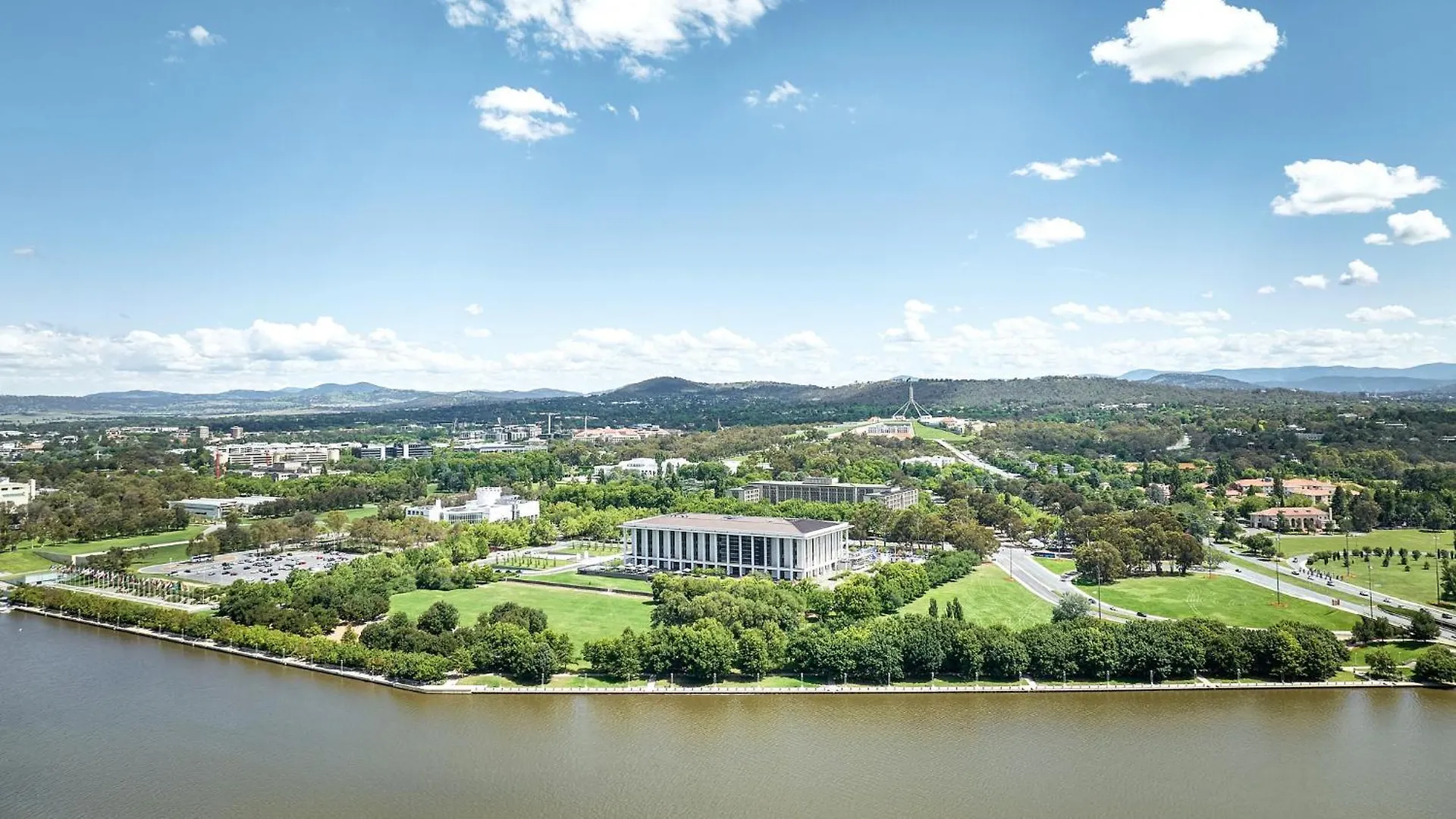 Meriton Suites Canberra Aparthotel