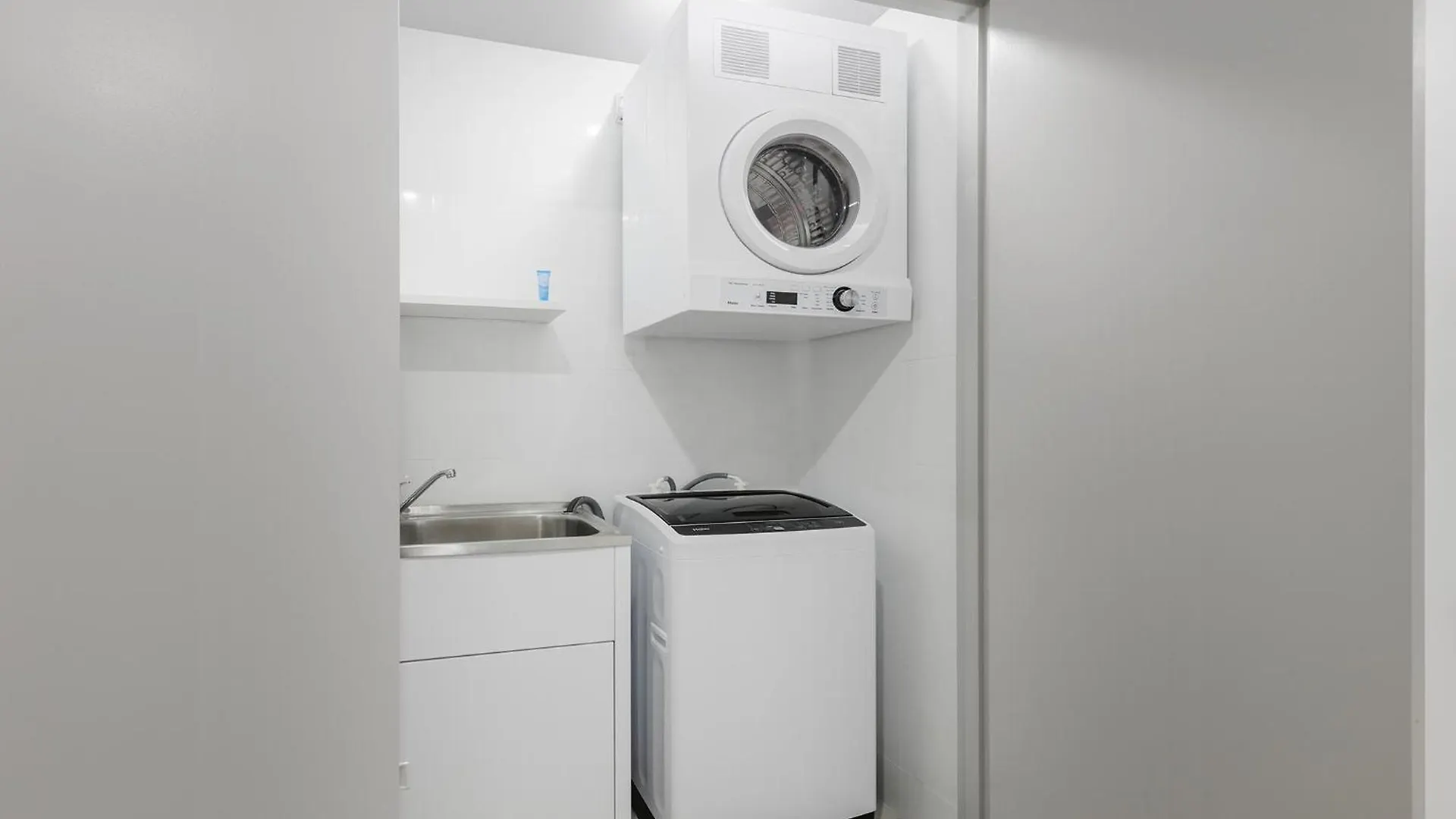 Meriton Suites Canberra Aparthotel