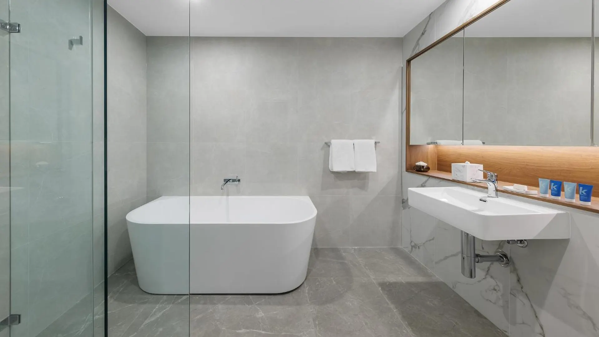 Meriton Suites Canberra Aparthotel