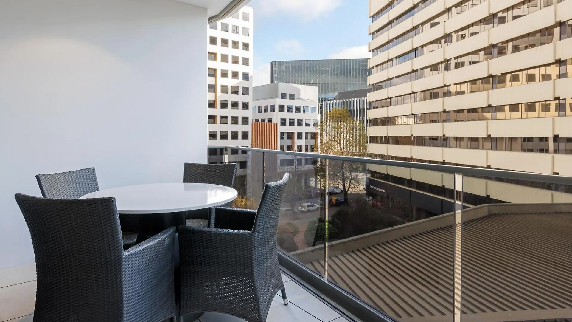 Meriton Suites Canberra Aparthotel