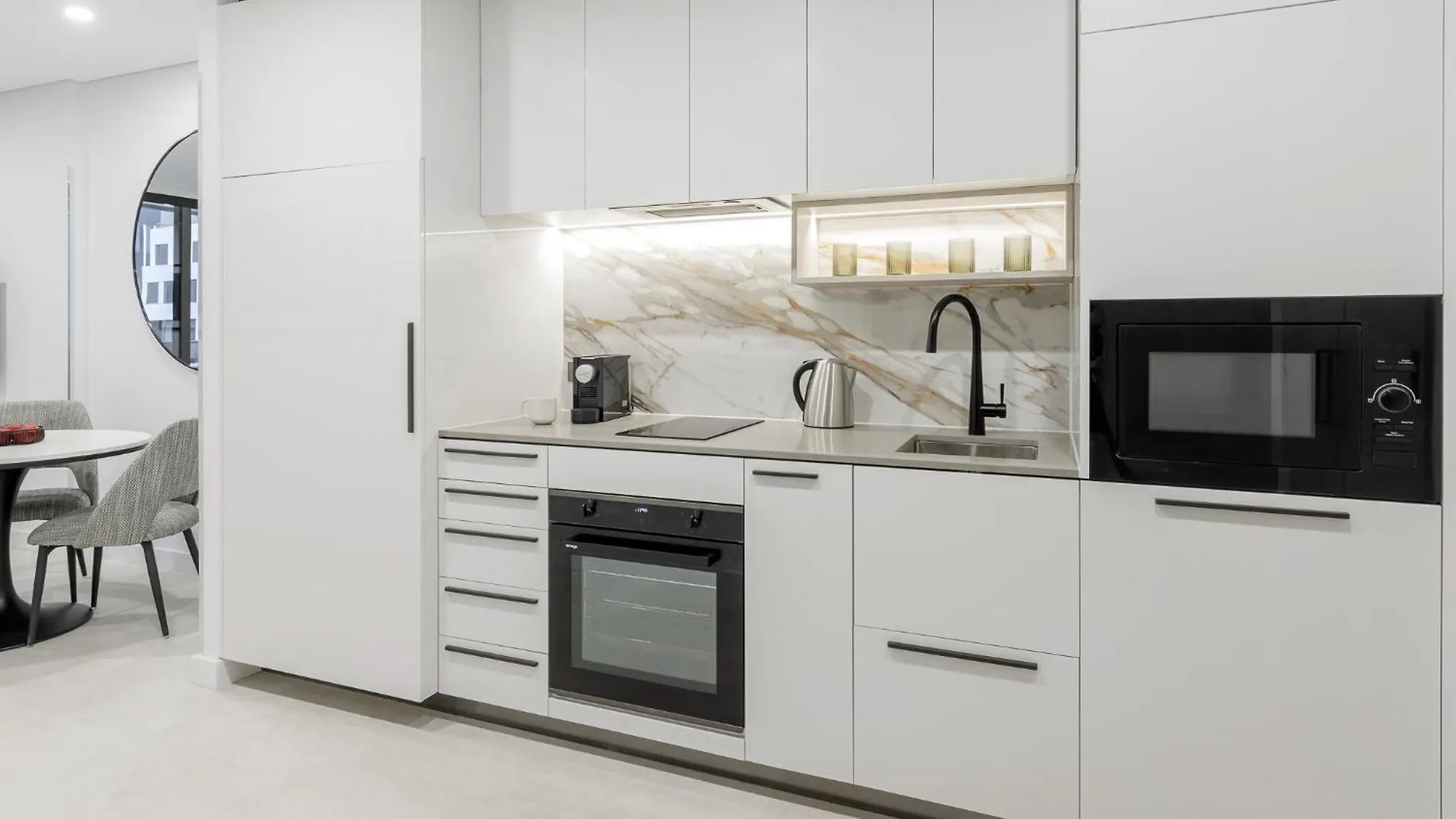 Meriton Suites Canberra Aparthotel