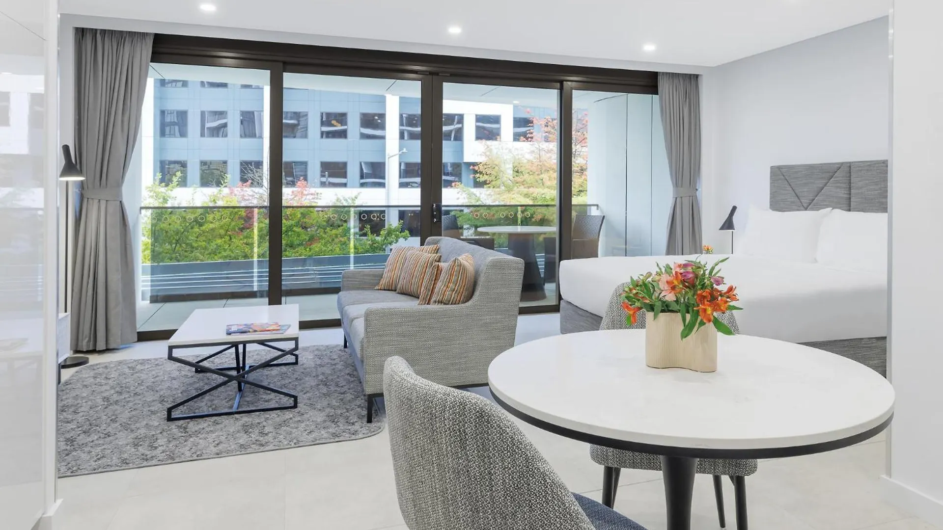 Meriton Suites Canberra Aparthotel