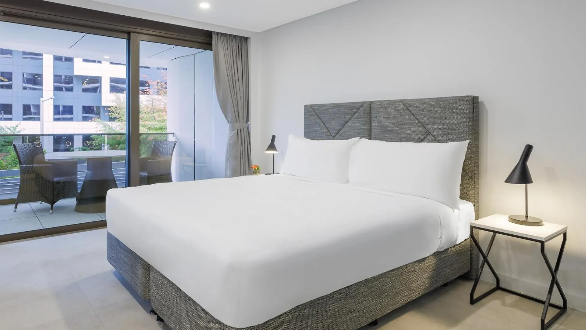 ***** Aparthotel Meriton Suites Canberra Australia