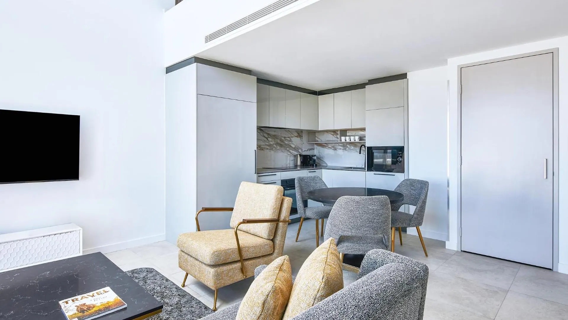 Meriton Suites Canberra Aparthotel