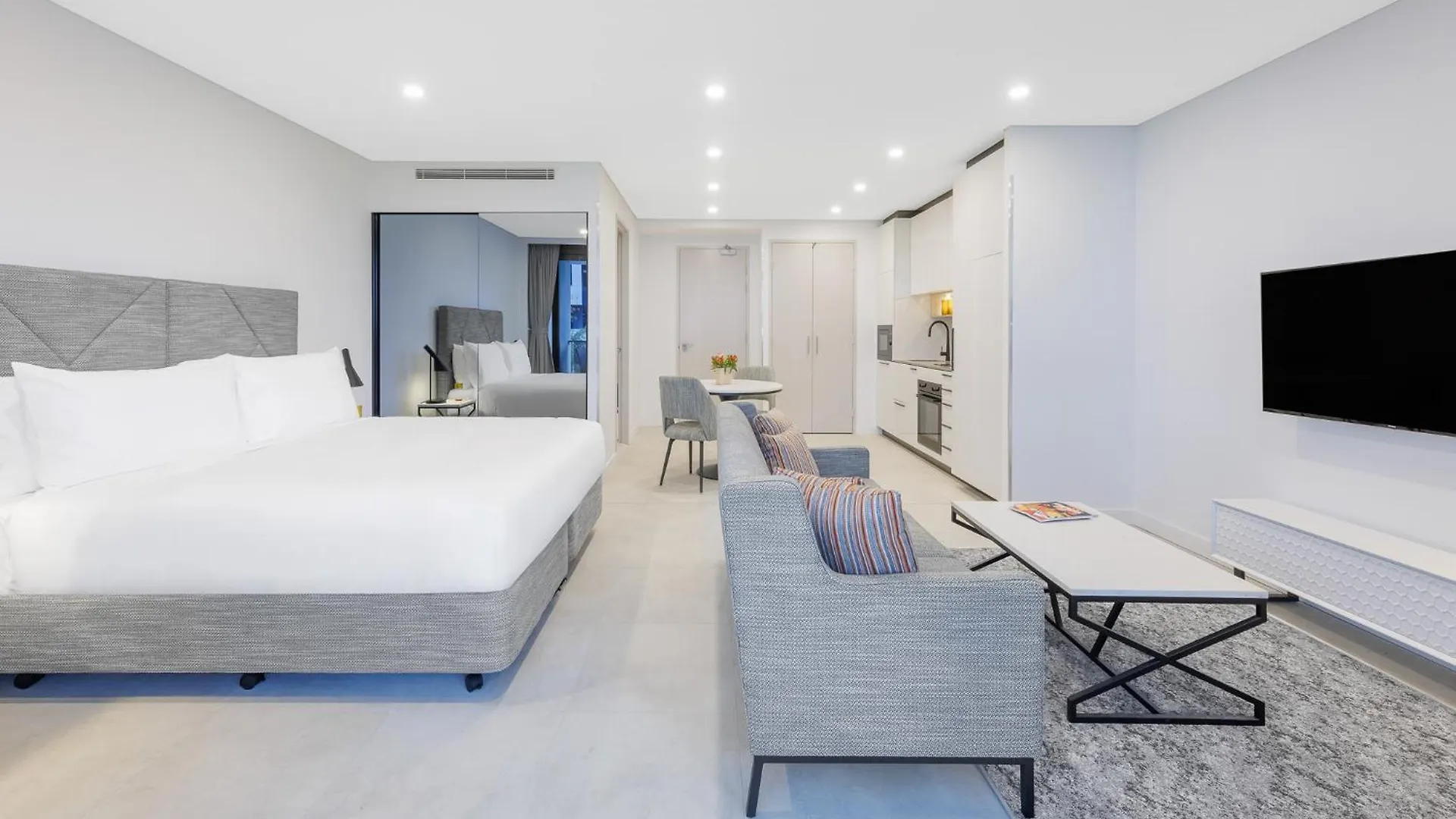 Meriton Suites Canberra 5*,