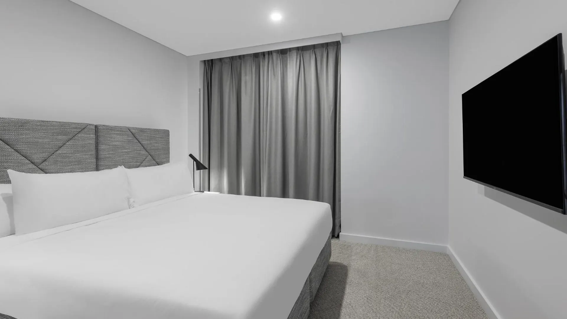 Meriton Suites Canberra 5*,