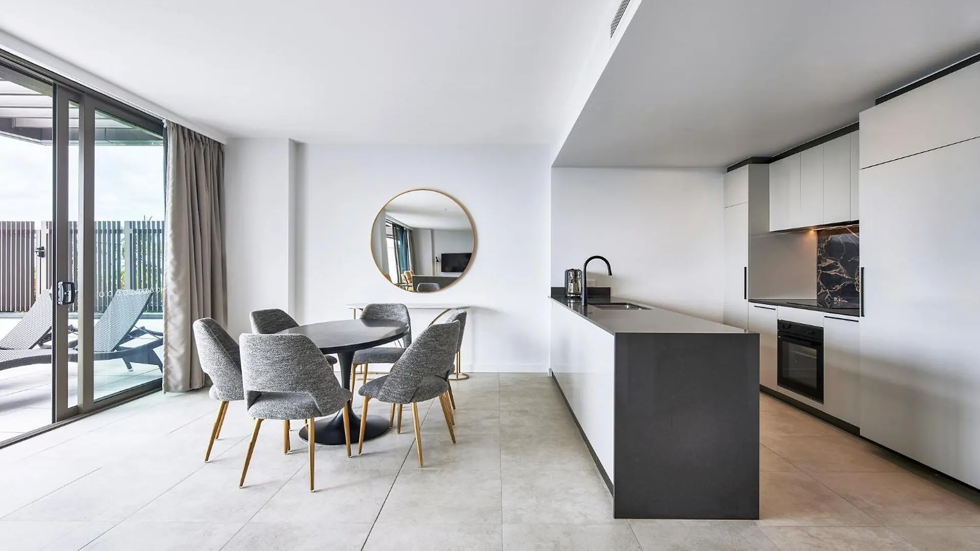 Meriton Suites Canberra 5*,  Australia