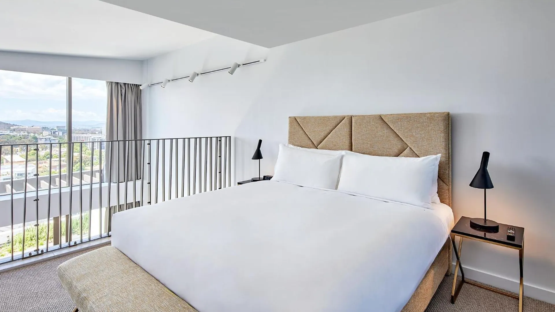 Meriton Suites Canberra 5*,