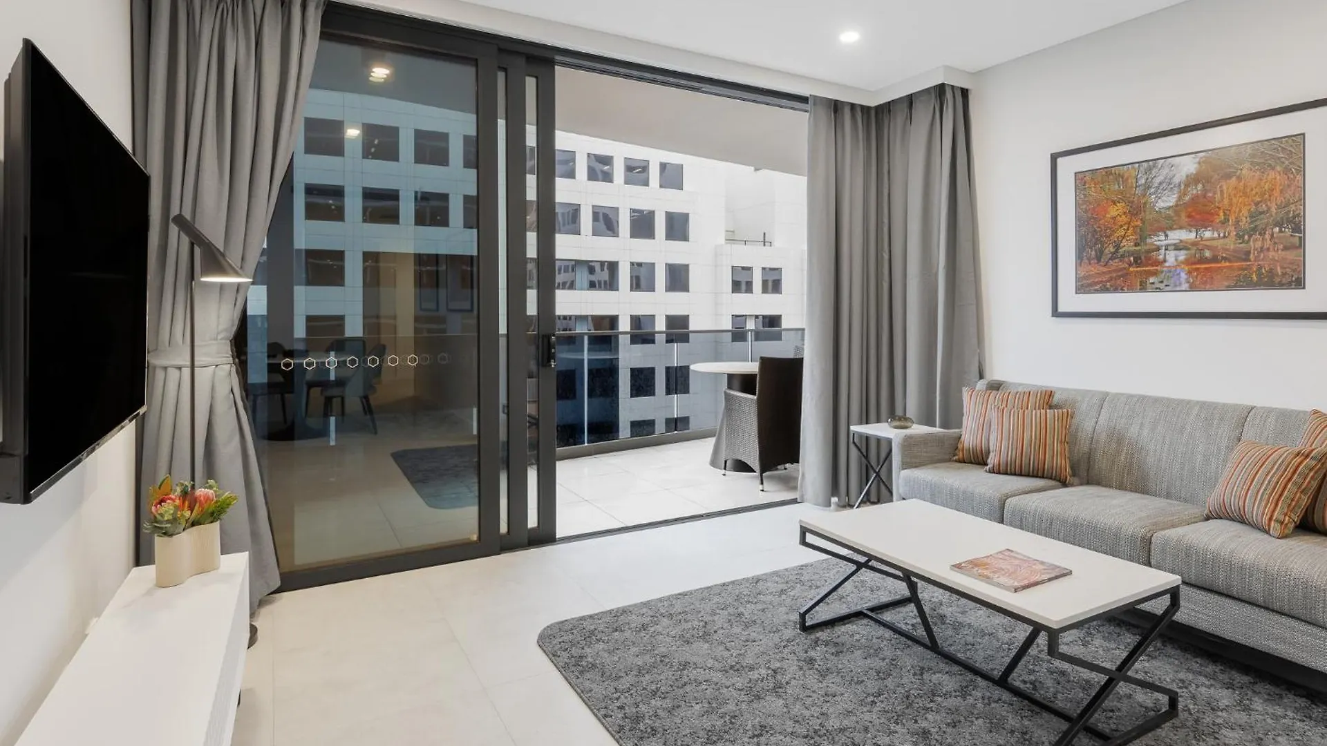 Meriton Suites Canberra 5*,